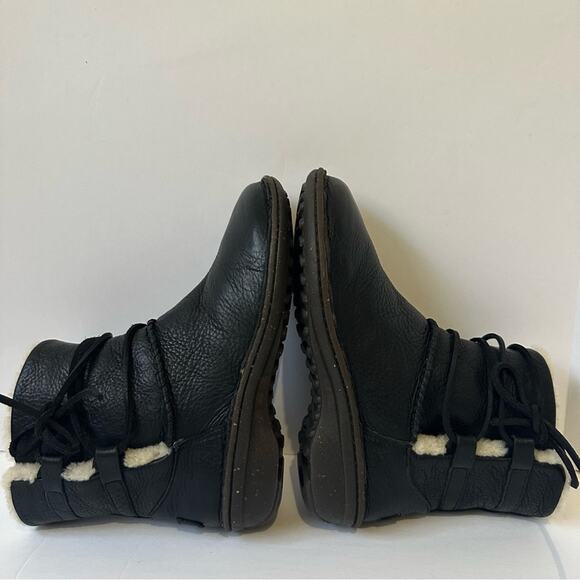 UGG Caspia Ankle Boots Black Leather size US 8 Sheepskin lined - Picture 4 of 14